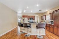 Luxury Vegas estate with a swimming pool, a basket ball court & close to Strip - B&B Las Vegas