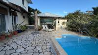 Blue Heaven Villa with Garden, Salt pool & Jacuzzi Welcomes All - Chambres d'hôtes La Gaulette