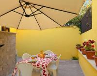 L'ALLOGGIO DEL SOLE APARTMENTS - elegant and welcoming residence with independent apartments, shared patio and parking area, near the beach and train station with hourly trains to Rome - Lido delle Sirene, Anzio - Ferienwohnung Anzio