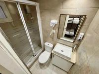 Nuevo Estudio con baño privado frente al metro BCN - B&B L'Hospitalet de Llobregat