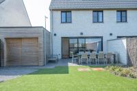 Beautiful Holiday Home for 10 with Garden - B&B De Haan