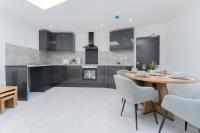 4 Bedroom modern apartment - Ferienwohnung Birkenhead