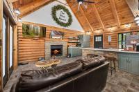 Pine Haven-Serene & Natural Cabin-7 mi to Downtown - B&B Eureka Springs