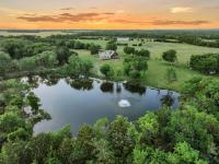 Luxury Longhorn Ranch Retreat, Hot Tub, Pond views - Bed and Breakfast Bonham