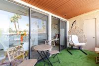 Big Beautiful Bed, Balcony and View - B&B Palm Springs