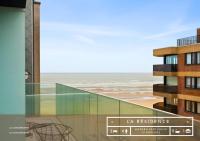 La Résidence - Penthouse vue mer - Idéal couples & amis - Plage 1min - 4 terrasses - Parking privé gratuit - Tram 2min à pied - Bed and Breakfast Koksijde