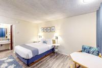 Retro-chic beach room with fast WiFI - walk to Old Town shops & eateries - B&B Bandon
