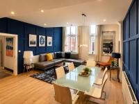 The Savoy Suite, King Size 2 Bedroom by The Hive WA1 - Bed and Breakfast Warrington