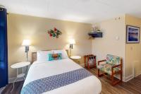 Retro beach room with fast WiFI - walk to downtown shops & restaurants - B&B Bandon
