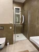 Habitación con cama extragrande y balcón
