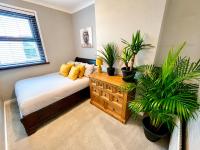 Cozy Two Bedroom Apartment - A Stroll from Gardens to Beach - With Parking and WiFi - Chambres d'hôtes Bournemouth