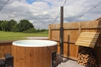 Peaceful Luxury Barn with Woodfired Hot Tub - Chambres d'hôtes Selby
