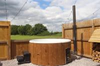 Peaceful Luxury Barn with Woodfired Hot Tub - Bed and Breakfast Selby