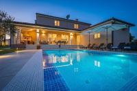Villa Karla, private pool, 3 bedroom - Bed and Breakfast Divšići