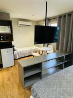 Magnifico Flat na Barra da Tijuca 704, com Linda Piscina, Academia, Balsa para Praia, Microondas, Frigobar, Tv Smart, Varanda e Mesa para Trabalho - Chambres d'hôtes Barra da Tijuca
