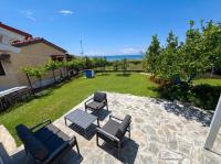 Potidea Seashell Garden House 70m from Beach Garden and Private Parking - B&B Néa Poteídaia