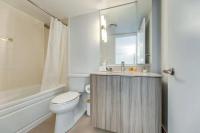 Luxury Downtown Toronto 2BR Condo free parking Sleeps 7 Pool Spa Gym Steps to UofT Subway & Hospitals - Bed and Breakfast Toronto