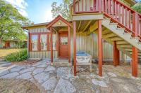Historic Farmhouse with Lush Covered Patio - Near Wineries & Main St - Ferienwohnung Fredericksburg