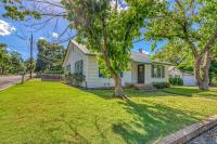 Dog-Friendly Home with Pergola, Free WiFi & Full Kitchen - B&B Fredericksburg