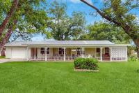 Family-Friendly Home with Large Enclosed Yard, Garden Views, and Near Main St - Chambres d'hôtes Fredericksburg