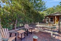 Romantic Cabin with a Patio - Walk to Restaurants, Tasting Rooms & More - Chambres d'hôtes Fredericksburg