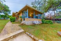 Wonderful Lakefront Home with Yard, Water Views, Central AC, WiFi, Private W/D - Chambres d'hôtes Kingsland