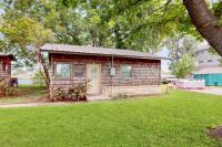 Classic Lakefront Cottage with Private Dock, Lovely Lake View, Backyard & WiFi - Bed and Breakfast Kingsland