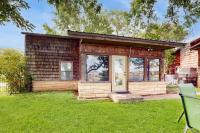 Classic Lakefront Cottage with Private Dock, Lovely Lake View, Backyard & WiFi - B&B Kingsland
