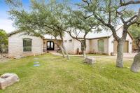 Natural Cliffside Oasis with Impressive Views, Gas Fireplace and Dock - B&B Spicewood