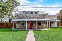 Downtown 2-Story Home with Enclosed Backyard, Patio, Pool, Playground, W/D, AC - Chambres d'hôtes Fredericksburg
