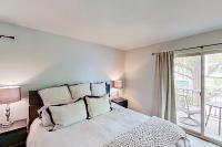 Contemporary, Dog-Friendly Townhouse with Balcony, Pool & Day Docks - Chambres d'hôtes Horseshoe Bay