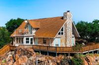 Lovely 2-Story Home with Upper & Lower Decks, Gorgeous Lake & Hill Country Views - Chambres d'hôtes Burnet