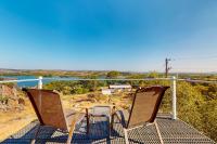 Lovely 2-Story Home with Upper & Lower Decks, Gorgeous Lake & Hill Country Views - Chambres d'hôtes Burnet