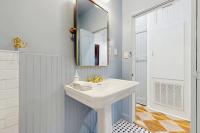 Blue Haus with Hot Tub, Shuffleboard, EV Charger - Walk to Town & Wineries - Chambres d'hôtes Johnson City