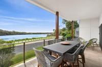 Currimundi Lake House - B&B Kawana Waters