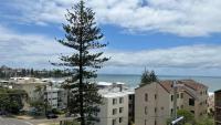 A Minutes Walk To The Beach! - B&B Caloundra