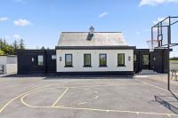 Renovated Schoolhouse with full basketball court - Chambres d'hôtes Kilrush