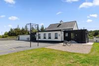 Renovated Schoolhouse with full basketball court - Chambres d'hôtes Kilrush