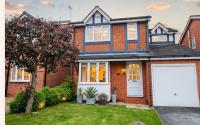 Detached House - 3 Bedrooms - 3 Bathrooms - Private Garden & Parking Plus Garage - Quiet Cul De Sac Location - Dog Friendly - Fast Wifi - Close to Motorway Access - Chambres d'hôtes Doncaster