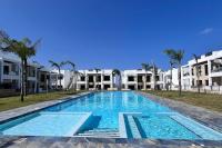 La Calienta View of the pink lagoon and swimming pool - B&B Torrevieja