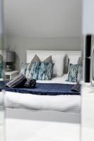 SOBO Loft Sleek Southbourne 2-Bedroom Apartment Close to SOBO Beach - Chambres d'hôtes Southbourne