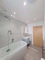 King size bedroom in a 2 bedroom flat - Chambres d'hôtes Milton