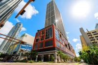 Modern 2BR - Rooftop Pool - Walkable Area - Bed and Breakfast Miami
