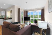 Heathrow Living 2BDR 2BA Apt by 360 Stays - Apt 02 - Bed and Breakfast Stanwell