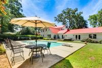 Historic Farmhouse: Memorable Moments Near Clemson - Bed and Breakfast Seneca