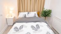 Bright Double Room with Work Desk & Fast Wi-Fi - Bed and Breakfast Wolverhampton