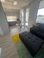 Brand New 1BR 1BTH 1 Queen Sofa Bed Commercial Drive Gem - Chambres d'hôtes Vancouver