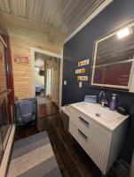 Brand New Cozy Spruce Cabin - Couples Getaway, The Caverns, Waterfalls, Hiking Trails - B&B Coalmont