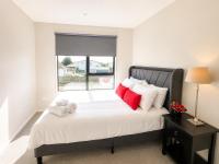 Brand New Elegant 4BR Retreat Home w Backyard - Bed and Breakfast Auckland