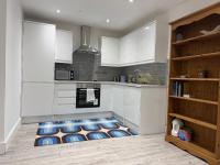 Cozy 2-BDR Maisonette - Bed and Breakfast Wolverhampton